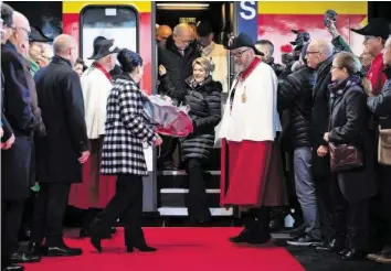  ?? FOTOS: KEYSTONE ?? Die neue Bundesräti­n kommt am Bahnhof St. Gallen an.