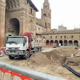  ?? (foto Bernardi) ?? Il cantiere
I lavori nella quattrocen­tesca piazza Alberti nel centro storico di Mantova