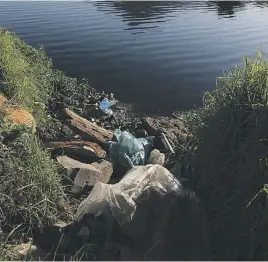  ?? Picture: Steve Kretzmann ?? FOUL PLAY. The quality of the water in the Black River is considered consistent with untreated sewage.