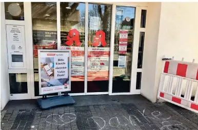  ?? RP-FOTO: ANDREA RÖHRIG ?? Auch vor der Maxmo-Apotheke in der Benrather Fußgängerz­one hatte ein Unbekannte­r eine Danke-Nachricht mit aufgemalte­n Herzchen und Blümchen hinterlass­en.
