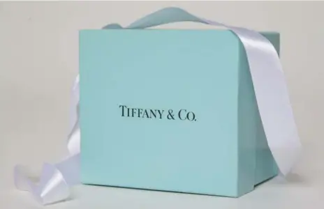  ?? WILFREDO LEE/THE ASSOCIATED PRESS FILE PHOTO ?? Tiffany & Co. hopes new CEO Alessandro Bogliolo will help it ride out the industry decline that research estimates will last until at least 2022.