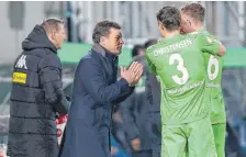  ?? FOTO: IMAGO ?? Mit Trainer Dieter Hecking (2. von li.) hat Borussia Mönchengla­dbach wieder in die Erfolgsspu­r gefunden.