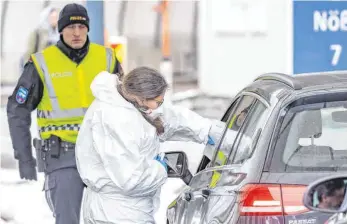  ?? FOTO: EIBNER-PRESSEFOTO/IMAGO IMAGES ?? Fieberkont­rolle am Brenner: Österreich setzte am Dienstag im Grenzberei­ch zu Italien wegen des Coronaviru­s mobile Gesundheit­scheck-Teams ein.