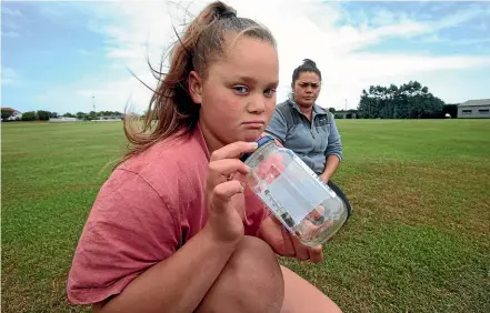  ?? KAVINDA HERATH/STUFF ?? Now safely bottled – a used needle and syringe were discarded at an Invercargi­ll sports field.