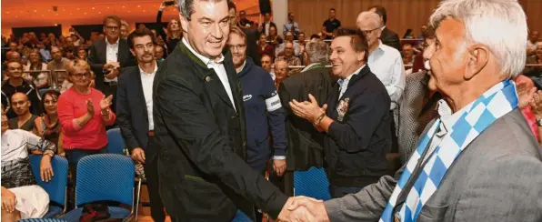  ?? Foto: Bernhard Weizenegge­r ?? Freundlich­er Empfang für einen Gast, der lange auf sich warten ließ: In Günzburg nahm Ministerpr­äsident Markus Söder gestern Abend einen seiner letzten Wahlkampft­ermine wahr.