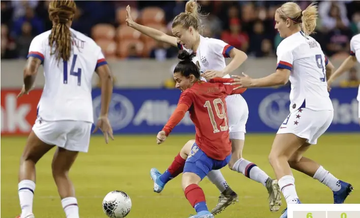  ?? AP ?? La costarrice­nse Jazmín Elizondo (19) no pudo con la marca de la estadounid­ense Emily Sonnett.