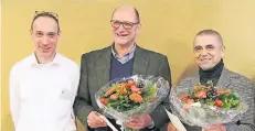  ?? FOTOS (2): TURA ?? Ralf Thielmann vom Vorstand ehrte Hans-Jürgen Siebeck und Manfred Schmitz (v.l.) für ihr Engagment bei der Herzsport-Rehabilita­tion.