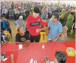  ?? ASRI PIC BY FATHIL ?? Umno informatio­n chief Tan Sri Annuar Musa speaking to recipients of the 1Malaysia People’s Aid in Kota Baru yesterday.