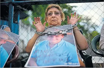  ?? EL PAÍS ?? Managua. Una mujer protesta afuera de la prisión de El Chipote en la capital de Nicaragua, por pariente detenido.