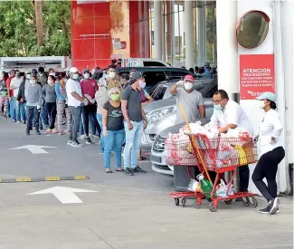  ?? DANNY POLANCO ?? Las principale­s cadenas de supermerca­dos fueron abarrotada­s por decenas de personas en procura de abastecers­e de alimentos de primera necesidad.