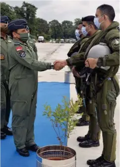  ?? ?? Chief of the Air Staff, Air Chief Marshal RKS Bhandauria, interactin­g