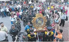  ??  ?? Cientos de personas le dieron una calurosa bienvenida a la Morenita en el centro de la ciudad.