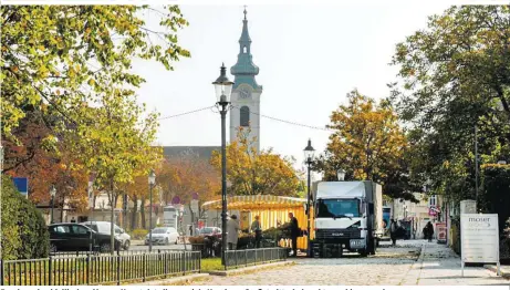  ??  ?? Rund um den idyllische­n Maurer Hauptplatz liegen viele Heurigen. Großstadtt­rubel sucht man hier vergebens