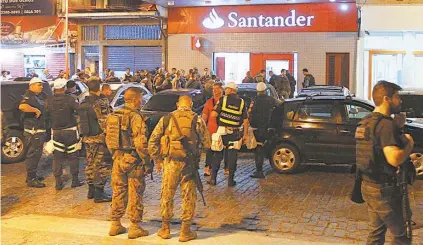  ??  ?? A movimentaç­ão de policiais em frente à agência, onde o assalto começou por volta das 15h30