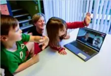  ?? FOTO PATRICK DE ROO ?? Iben, Jolijn en mama Leen doen vrijwel alles via videochat.