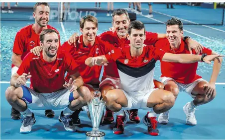  ??  ?? Premierenf­eier: Die Serben mit einem überragend­en Novak Djokovic sicherten sich den Titel beim ersten, überaus attraktive­n ATP-Cup
Damen.