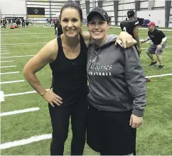  ?? PHOTO COURTESY OF PHELYCIA BLACK ?? Saskatoon’s Phelycia Black, right, with Jen Welter, an
assistant coach with the NFL’s Arizona Cardinals.