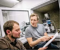  ??  ?? Bio-Physiker Alexej Kedrov (l.) und Stephan Schmidt, Junior-Professor für Makromolek­ulare Chemie, im Gespräch