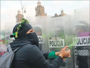  ??  ?? Feministas se enfrentan a la policía al protestar contra Félix Salgado Macedonio para evitar que se postule otra vez a gobernador