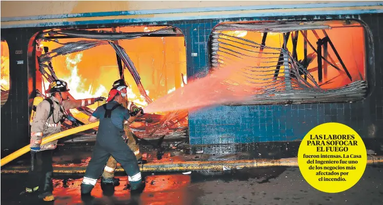  ??  ?? fueron intensas. La Casa del Ingeniero fue uno de los negocios más afectados por el incendio. LAS LABORES PARA SOFOCAR EL FUEGO