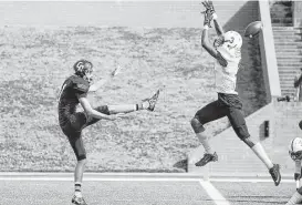  ?? Diana L . Porter ?? Donovan Stiner blocks a punt to help Bellaire break through against Cinco Ranch.