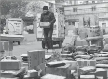  ?? SUNZHEN / FOR CHINA DAILY ?? A courier from a delivery company in Tianshui, Gansu province distribute­s express parcels.