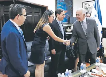  ??  ?? El trabajo se llevará a cabo de “manera autónoma e independie­nte” y se enmarca en una carta de entendimie­nto firmada el día 15 en Washington. REUNIÓN. Los enviados de la OEA en reunión con Mauricio Oliva, titular del Congreso.