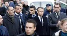  ??  ?? Emmanuel Macron est venu, hier, accompagné du ministre de l’Intérieur, constater les dégâts sur l’Arc de Triomphe. (Photo AFP)