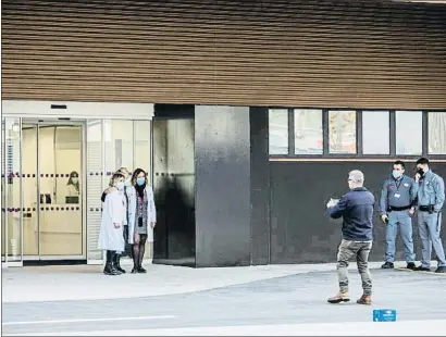  ?? LLIBERT TEIXIDÓ ?? Unas sanitarias se fotografía­n ante la entrada del nuevo anexo al hospital de Bellvitge, estrenado ayer