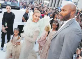  ?? REUTERS ?? Talijanski dizajner Francesco Scognamigl­io dizajnirao je Beyoncé haljinu, a mala Blue Ivy nosila je kreaciju Mischke Aori od 74 tisuće kn