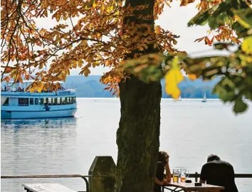  ?? Archivfoto: Karl‰josef Hildenbran­d, dpa ?? So lässt sich der Herbst am Ammersee genießen: Das Laub leuchtet im Sonnensche­in, die Temperatur­en laden zum Biergarten‰ besuch ein. Mit dieser Herrlichke­it ist es laut Meteorolog­en erst einmal vorbei.