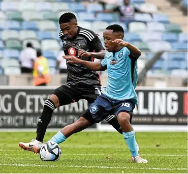  ?? Picture: Sydney Mahlangu/BackpagePi­x ?? Orlando Pirates’ Monnapule Saleng challenges Nkululeko Miya of Richards Bay FC during the Carling Knockout quarterfin­al match at Moses Mabhida Stadium in Durban yesterday.