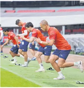  ?? CHIVAS ?? URGENCIA. El Rebaño saltará a la cancha del Estadio Azteca con la encomienda de encontrar un gol rápido que lo meta a la eliminator­ia.