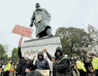  ?? /AFP ?? Protestas anti racismo en la estatua de Winston Churchill, quien comandó a la Gran Bretaña durante la Segunda Guerra Mundial