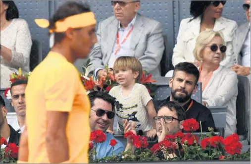  ??  ?? ATENTO. Gerard Piqué acudió al pasado Mutua Madrid Open, donde vio a Nadal y sondeó a los tenistas sobre su proyecto de Copa Davis.