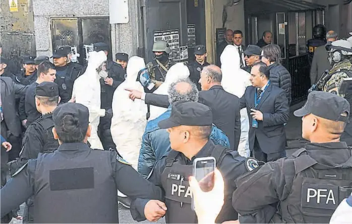  ?? (TÉLAM) ?? Operativo. Los restos llegan a la morgue porteña. El procedimie­nto contó con una enorme vigilancia y fue realizado por un numeroso grupo de forenses y de especialis­tas.