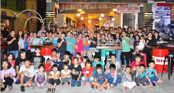  ??  ?? Rotary Club of Sibu members with children from Sibu Methodist Children Home during the dinner at Pallet BBQ Steamboat and Buffet.