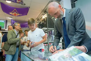  ??  ?? Stefano Pioli firma autografi all’interno del Viola Store di viale Fanti nel giorno della sua presentazi­one