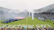  ??  ?? La postal antes del primer partido oficial de NFL en Carson.