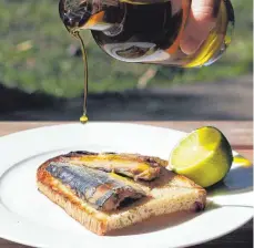  ?? FOTO: NYF ?? Ein paar Tropfen Öl verfeinern die Sardine aus der Dose noch.