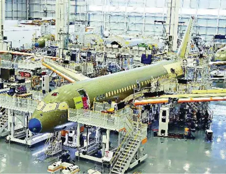  ?? CHRISTINNE MUSCHI/REUTERS FILE PHOTO ?? Of the 2,000 positions to be cut in Canada, 1,500 are in Quebec, although Bombardier is ramping up production of its CSeries jets at the Mirabel plant.