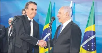  ??  ?? El primer ministro israelí, Benjamin Netanyahu, recibe al Presidente Jair Bolsonaro en la oficina de Netanyahu en Jerusalén, ayer.