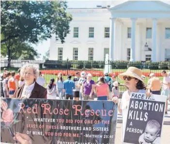  ??  ?? ► Activistas contra el aborto en vigilia afuera de la Casa Blanca, ayer.