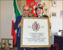  ??  ?? Premio meritato Il sindaco Bacchetta con il comandante Alberti