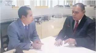  ?? CÁNDIDA ACOSTA/LISTÍN DIARIO ?? Visita. El coordinado­r general de la oficina de Petrocarib­e, José Ramón Suriel Álvarez, conversa con el director de LISTÍN DIARIO, Miguel Franjul, y recordó que RD compró la deuda con un descuento de 52%.