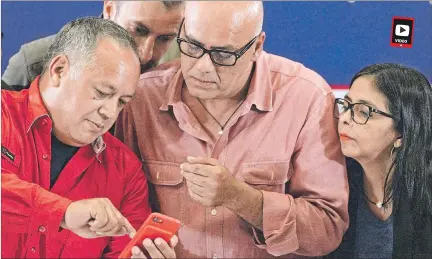  ?? FEDERICO PARRA / AFP ?? El oficialism­o. Diosdado Cabello, Jorge Rodríguez, Tareck El Aissami y Delcy Rodríguez, seguían por celular los resultados de las elecciones.