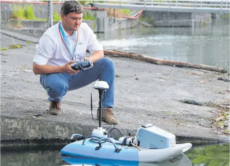  ?? FOTO: HELENA GOLZ ?? Falk Richter führt ein Boot zur Vermessung des Bodensees vor.