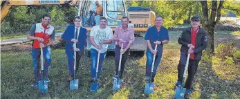  ?? FOTO: SZ ?? Spatenstic­h mit Bürgermeis­ter Matthias Winter (Zweiter von links) für die Rollskistr­ecke Römerstein.