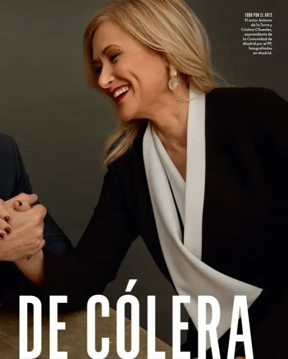  ??  ?? TODO POR EL ARTE El actor Antonio de la Torre y Cristina Cifuentes, expresiden­ta de la Comunidad de Madrid por el PP, fotografia­dos en Madrid.