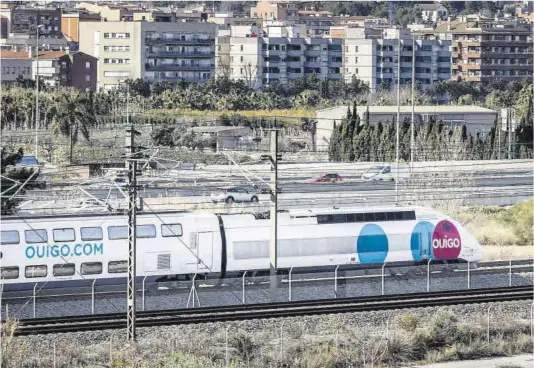  ?? Ferran Nadeu ?? Un tren de alta velocidad de Ouigo, a su paso por Sant Vicenç dels Horts.